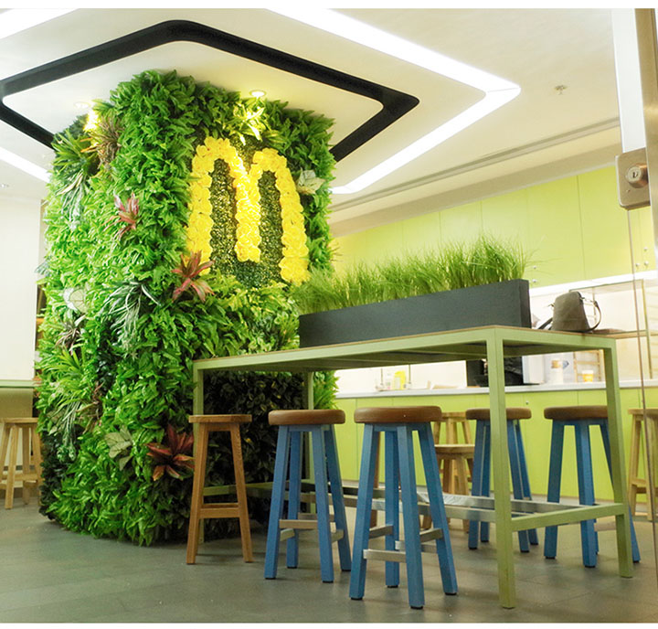 麥當勞使用仿真植物裝飾柱子