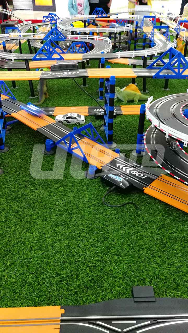 仿真草坪裝飾的賽車動(dòng)態(tài)沙盤