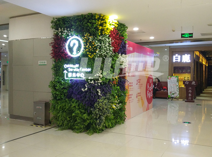 仿真植物裝飾的商場柱子