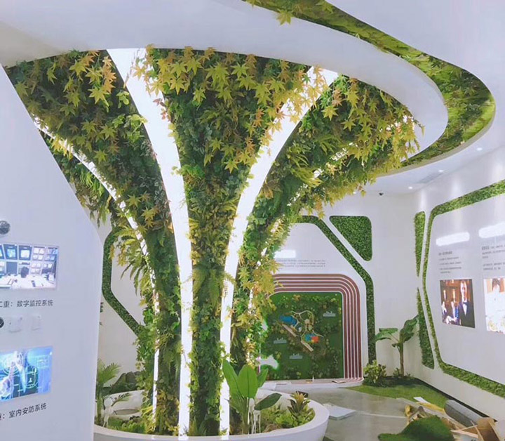 仿真植物裝飾的室內柱子